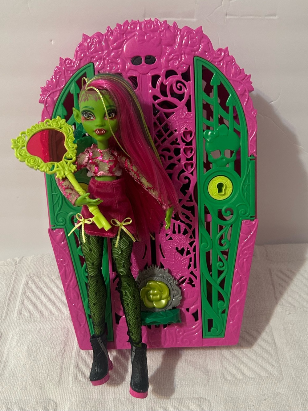 monster high Green and Hot Pink Doll with Neon Green Mirror & Pink Vault